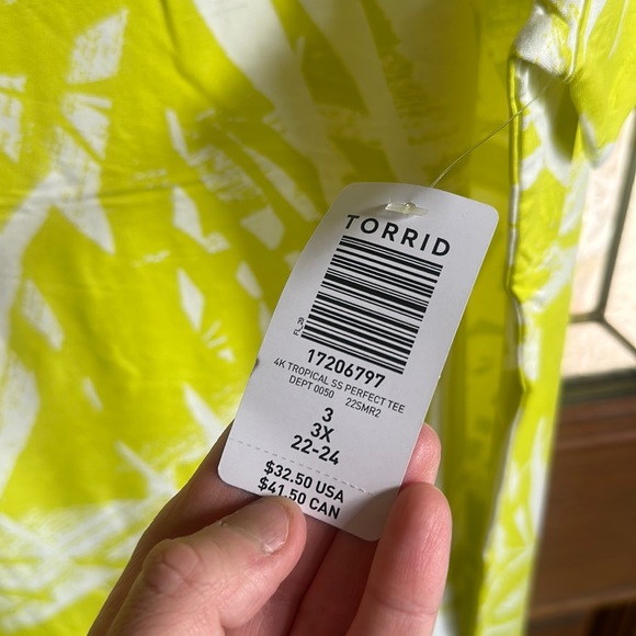 TORRID PLUS SIZE SUPER SOFT PERFECT TEE: GREEN/WHITE TROPICAL: NWT: SZ 3 - Picture 3 of 3